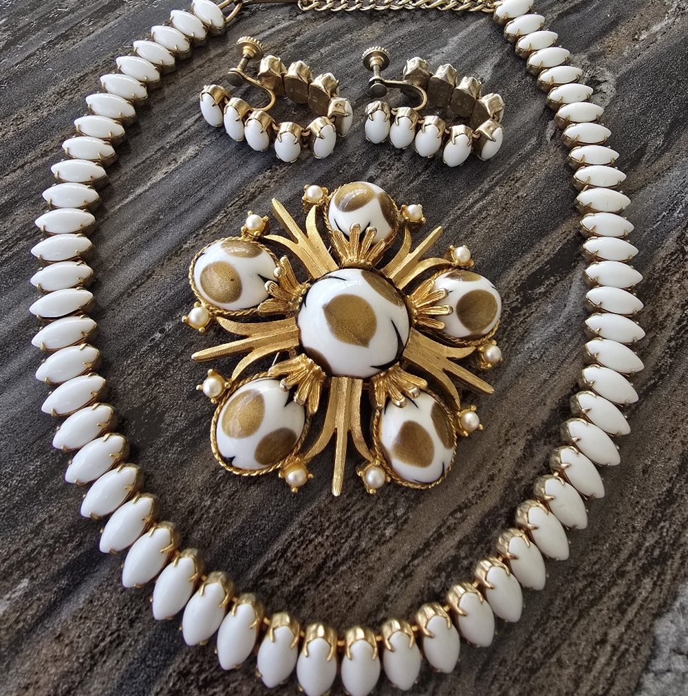 Cathe Vintage Brooch EUC Vintage-Inspired White & Gold Statement Necklace Set